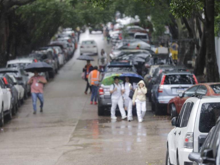Intensas lluvias azotan la capital por efectos de tormenta tropical Alberto