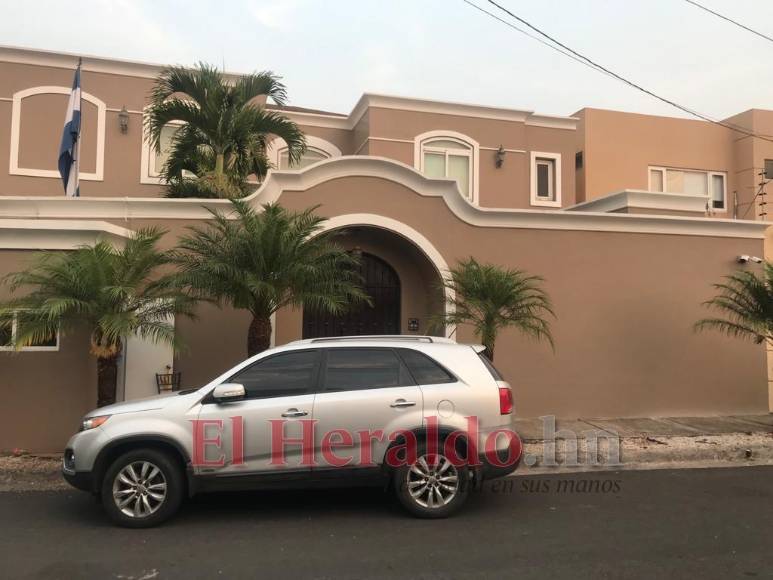 Solitaria luce la casa de JOH en Palmeras de San Ignacio en el día de su extradición