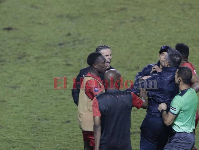 Insultos y golpes: Así fue la pelea entre Diego Vázquez y el técnico canadiense al finalizar el partido (FOTOS)
