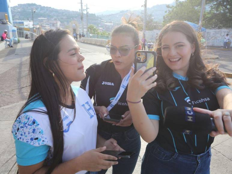 Deslumbrantes y hermosas, así llegaron las catrachas a ver el partido de Honduras vs Cuba