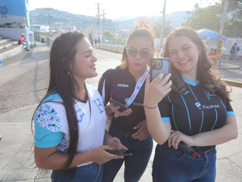 Deslumbrantes y hermosas, así llegaron las catrachas a ver el partido de Honduras vs Cuba