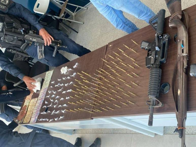 Hallan encomienda de la Pandilla 18 con insignias y proyectiles de la Policía Nacional