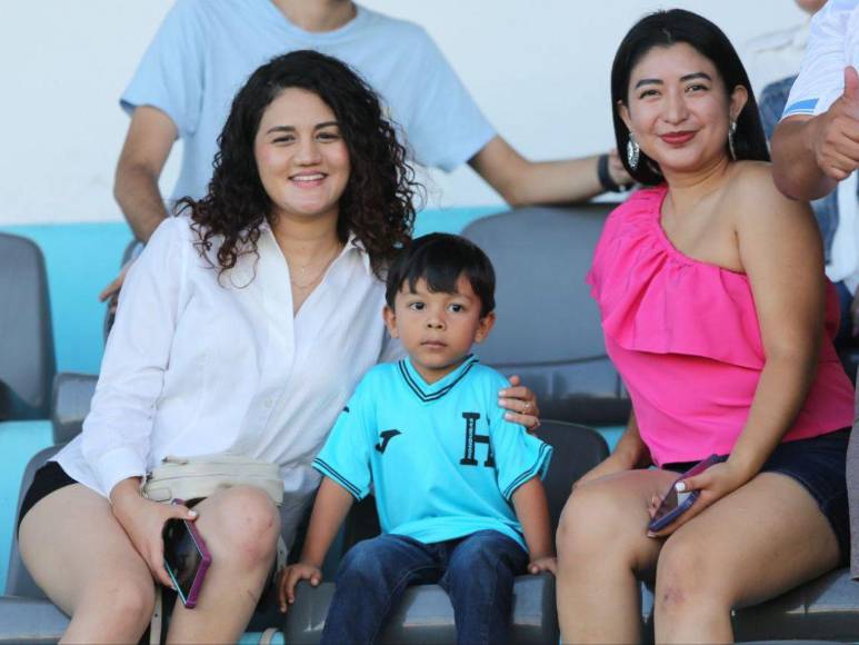 Deslumbrantes y hermosas, así llegaron las catrachas a ver el partido de Honduras vs Cuba