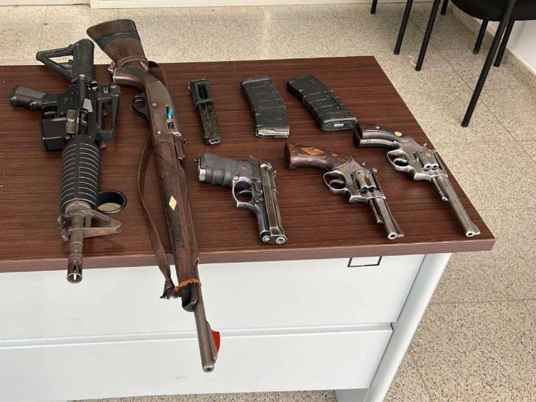 Hallan encomienda de la Pandilla 18 con insignias y proyectiles de la Policía Nacional