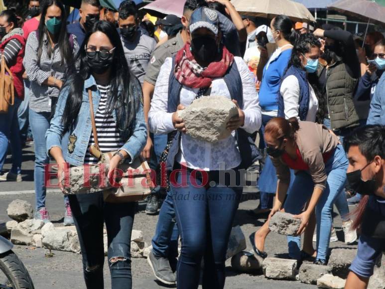 Maestros bloquean calles tras suspensión del proceso de nombramiento docente (Fotos)