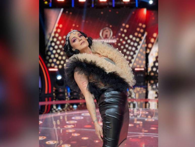 Excéntricos, espectaculares y únicos: los looks de Lolita Cortés en La Academia