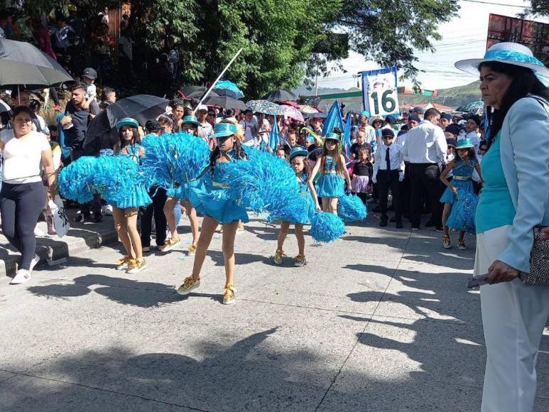 Dinámicas y bellas pomponeras de las escuelas alegran los desfiles patrios en la capital