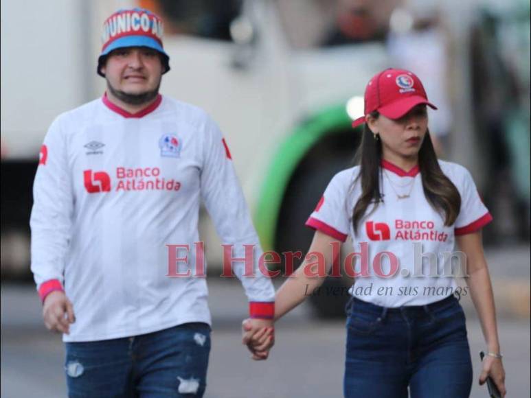 Ambientazo se vive en el Chelato Uclés durante el clásico Olimpia vs Motagua