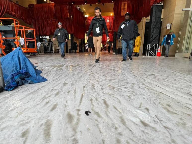 Pese a las fuertes lluvias, preparativos para los premios Oscar no se detienen