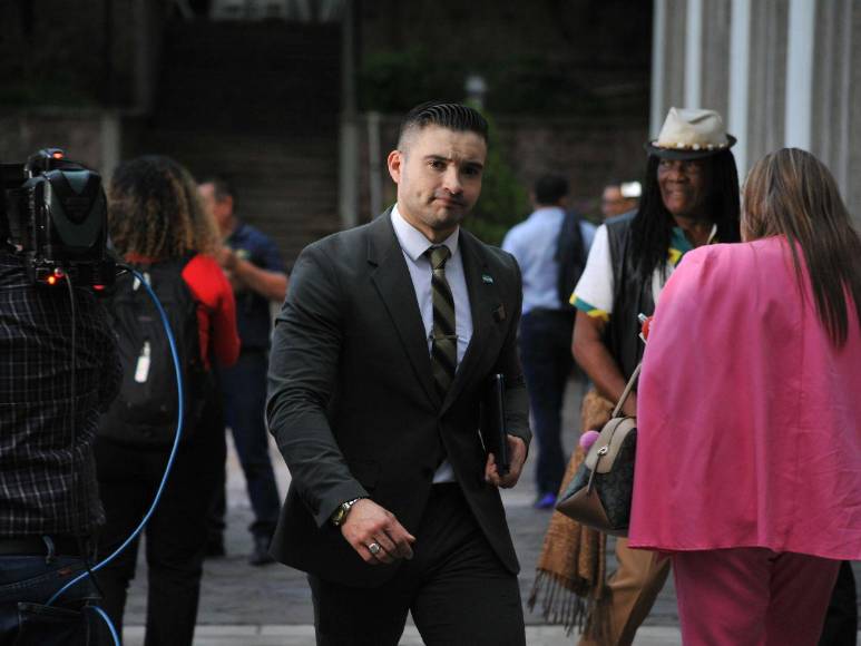 Confiados y decididos, así llegan funcionarios a Consejo de Ministros