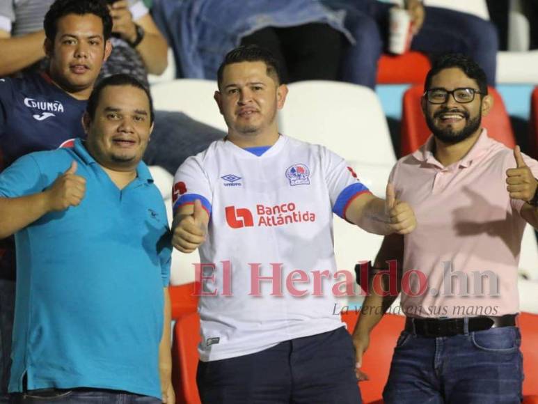 Ambientazo se vive en el Chelato Uclés durante el clásico Olimpia vs Motagua