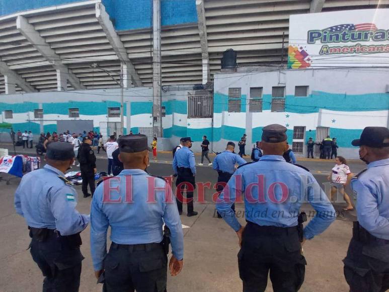 Ambientazo se vive en el Chelato Uclés durante el clásico Olimpia vs Motagua