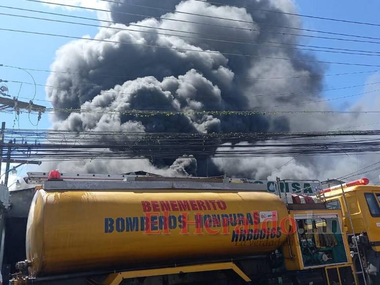 Pérdidas millonarias y estructuras colapsadas deja voraz incendio en la capital de Honduras