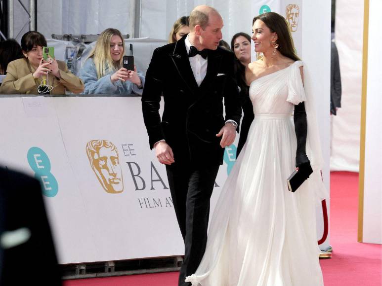 Con un vestido repetido, Kate Middleton luce espectacular look en los premios BAFTA