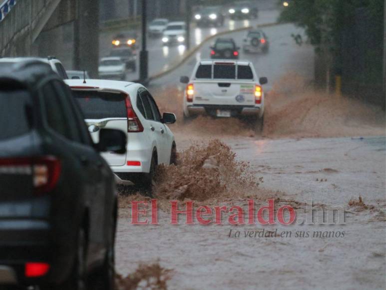 Caos y vulnerabilidad: así luce la capital tras varios minutos de lluvia