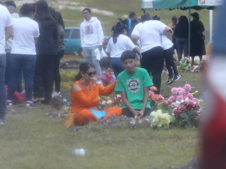 Con flores y camisas memorables, familiares y amigos despiden a Kevin Cáceres