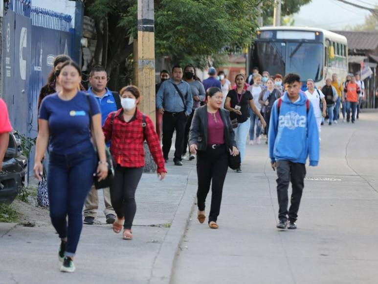 Cientos de capitalinos caminaron dos horas por toma en salida al sur de la capital