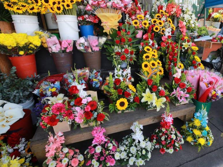 Flores, chocolates y peluches: calles de Tegucigalpa se llenan de detalles previo al Día de San Valentín