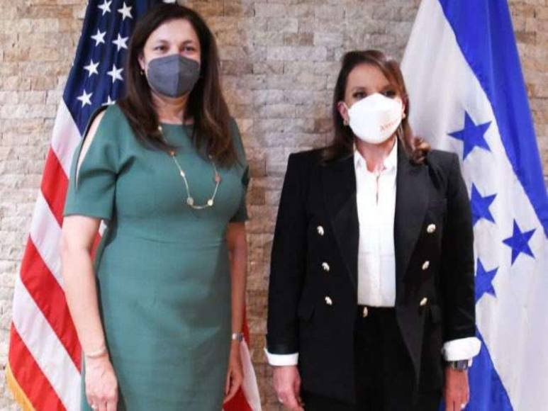 Chaqueta y colores neutros, el estilismo dominante de Xiomara Castro en sus comparecencias públicas