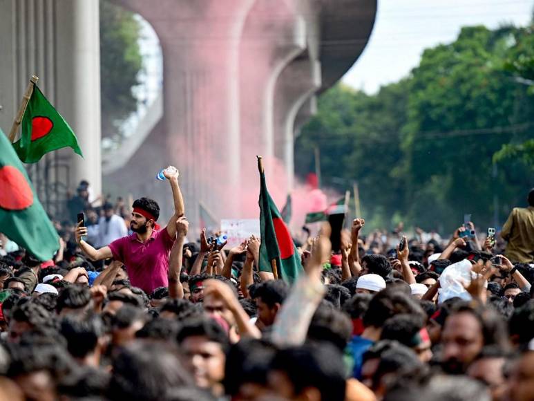 Más de 100 muertos y un nuevo gobierno: las imágenes tras el derrocamiento en Bangladés