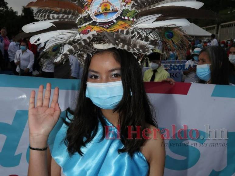 Color, cultura y creatividad: Los mejores trajes típicos de los desfiles patrios (Fotos)