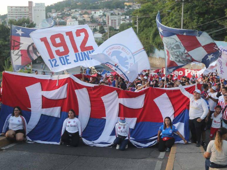 ¡Llegó el bicampeón! La impresionante entrada de la Ultra Fiel para el debut de Olimpia ante Real España