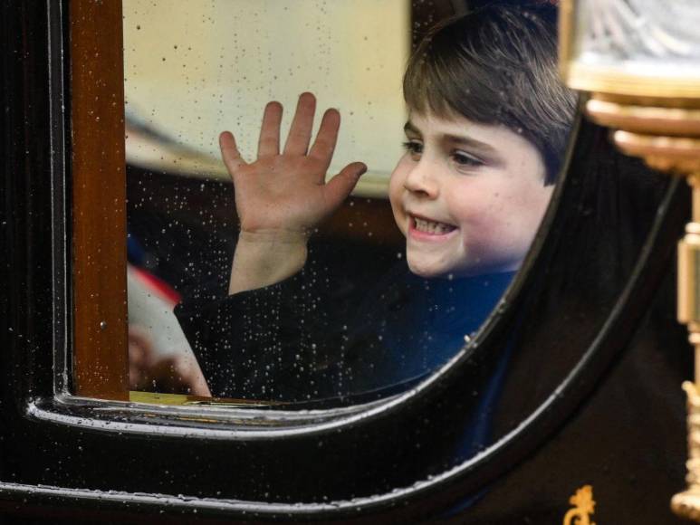 Bostezos, risas y gestos: príncipe Louis se convierte en el protagonista de la coronación de Carlos III