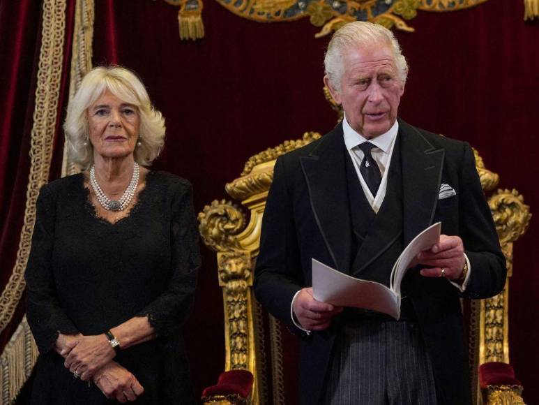 Papel de baño y frutas que no comerá: las extrañas exigencias del rey Carlos III