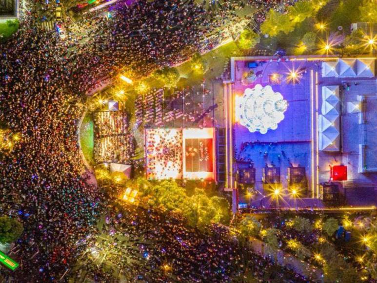 El Salvador enciende árbol navideño gigante iniciando temporada navideña