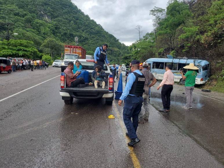Imágenes del accidente de autobús en Taulabé; hay tres muertos y niños heridos