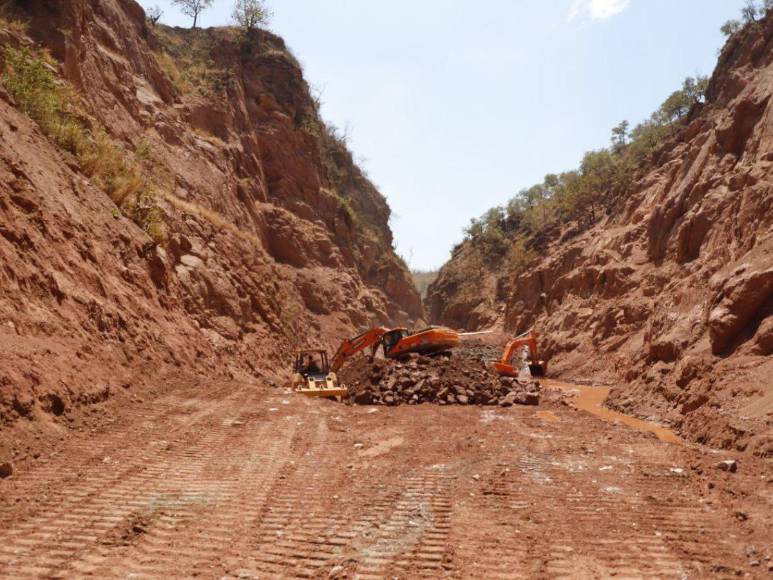 Alcalde Aldana regresa a la represa San José a supervisar obras tras incidente de explosión