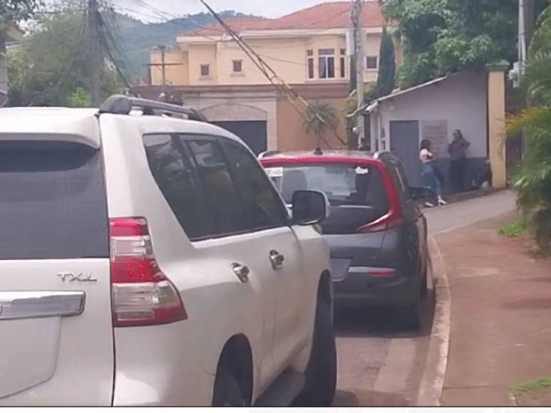 “¡Viva Juan Orlando!”, así llegan personas a la casa de Ana García tras sentencia de JOH