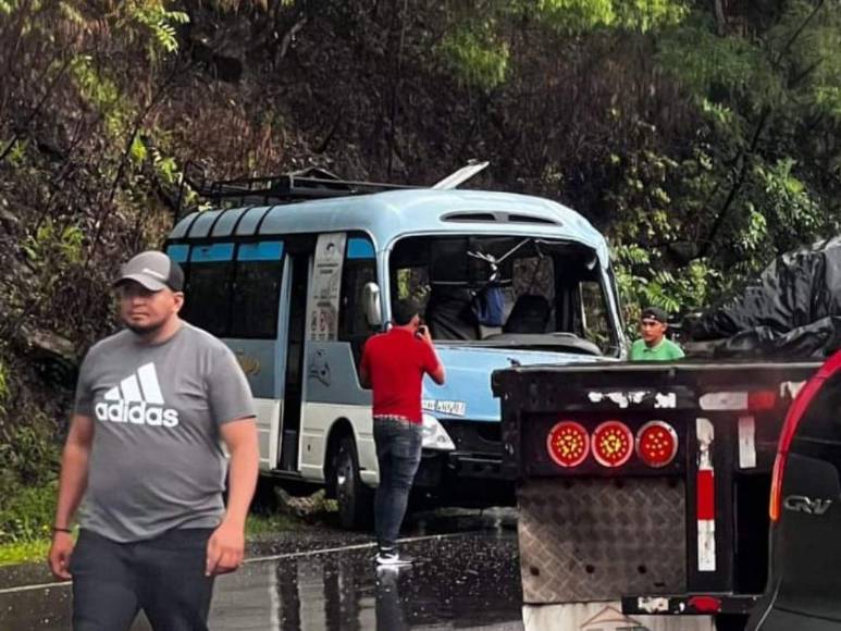 Imágenes del accidente de autobús en Taulabé; hay tres muertos y niños heridos