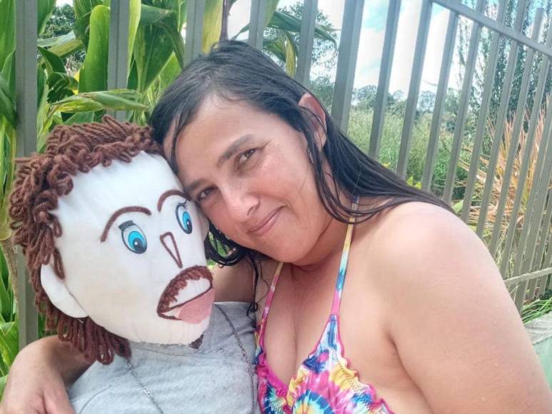 Mujer brasileña casada con muñeco “dio a luz a gemelas en parto normal”