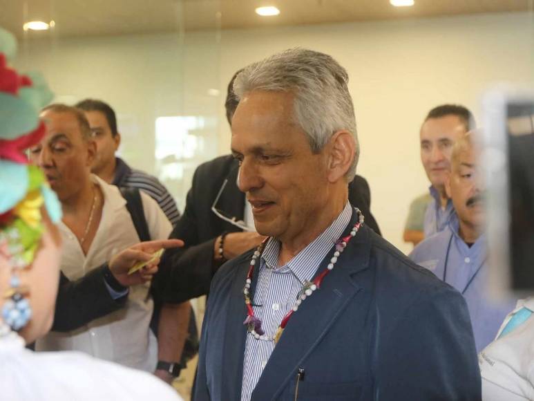 Autógrafo especial, regalo inesperado y algarabía: lo que no se vio de la llegada de Reinaldo Rueda a Honduras
