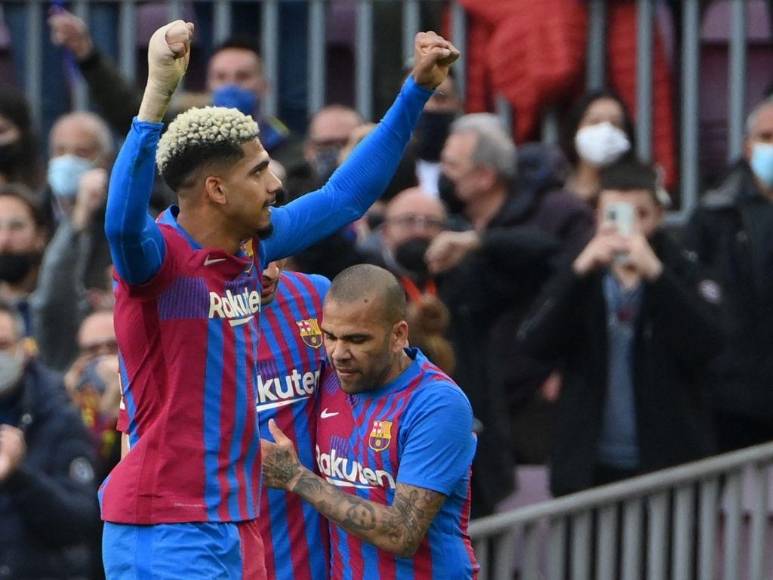En imágenes: Locura azulgrana y decepción colchonera, así se vivió el Barça-Atleti