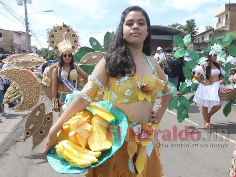 Color, cultura y creatividad: Los mejores trajes típicos de los desfiles patrios (Fotos)
