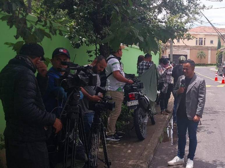 “¡Viva Juan Orlando!”, así llegan personas a la casa de Ana García tras sentencia de JOH