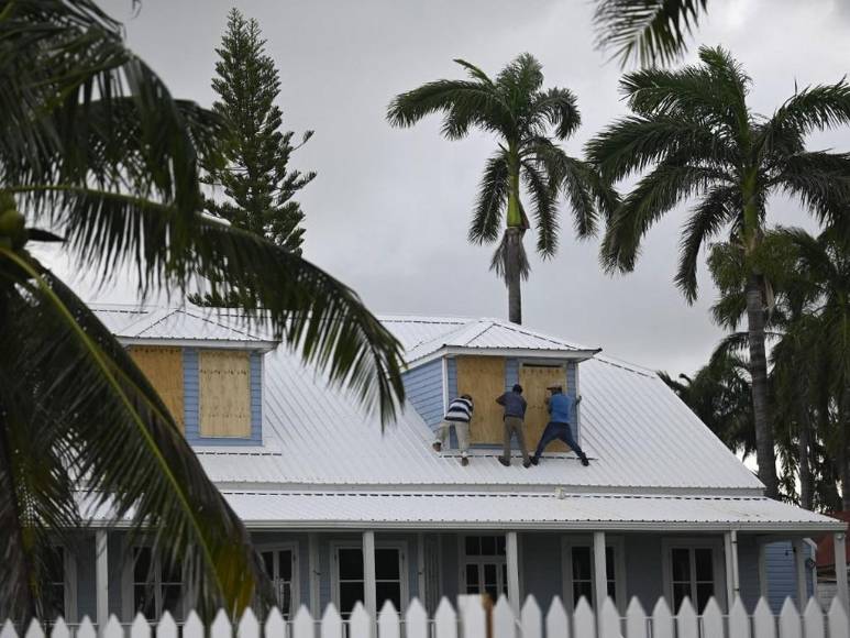 Belice se prepara para embate del huracán Lisa tras su paso por zona insular de Honduras