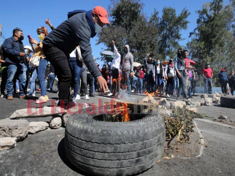 Maestros bloquean calles tras suspensión del proceso de nombramiento docente (Fotos)