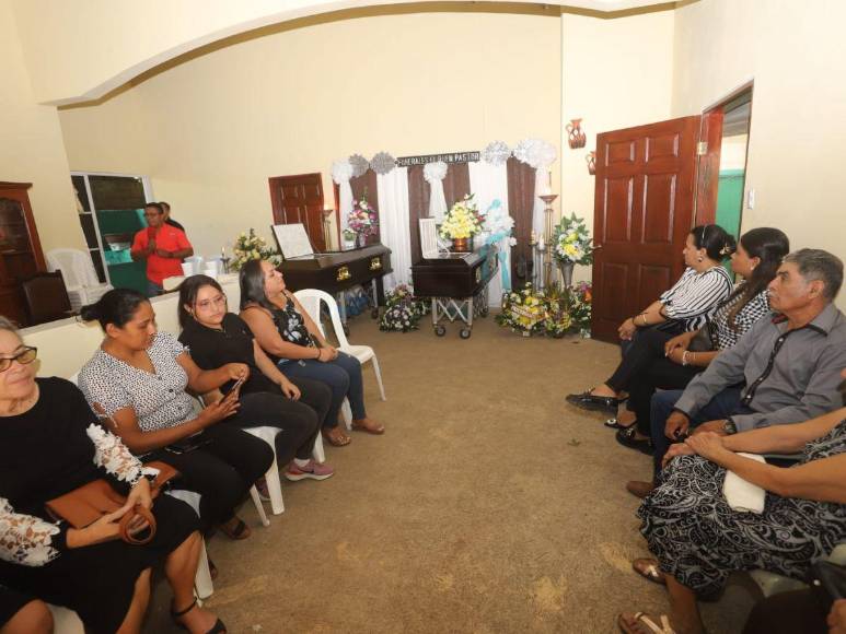 Así fue el sepelio de maestra y su nieto, víctimas de accidente en carretera a Olancho