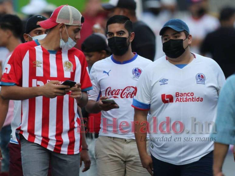 Ambientazo se vive en el Chelato Uclés durante el clásico Olimpia vs Motagua