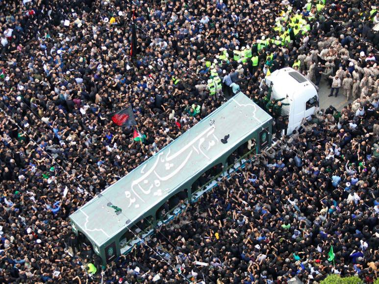 Millones de personas sepultan a presidente de Irán, víctima de accidente aéreo