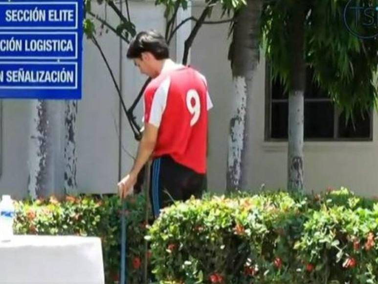 Tras golpiza a modelo Daniela Aldana, captan a sampedrano cumpliendo su servicio comunitario