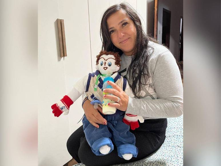 Mujer brasileña casada con muñeco “dio a luz a gemelas en parto normal”