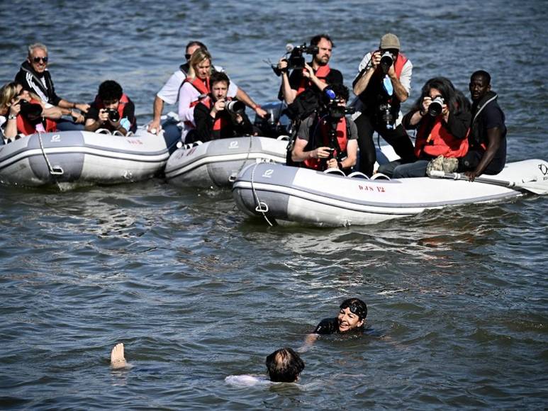 Anne Hidalgo, alcaldesa de París, nada en Río Sena para confirmar descontaminación