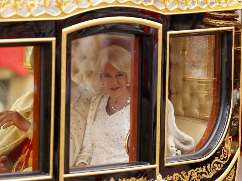 ¿Un guiño a la princesa Diana?: el atuendo de la reina Camila en su coronación