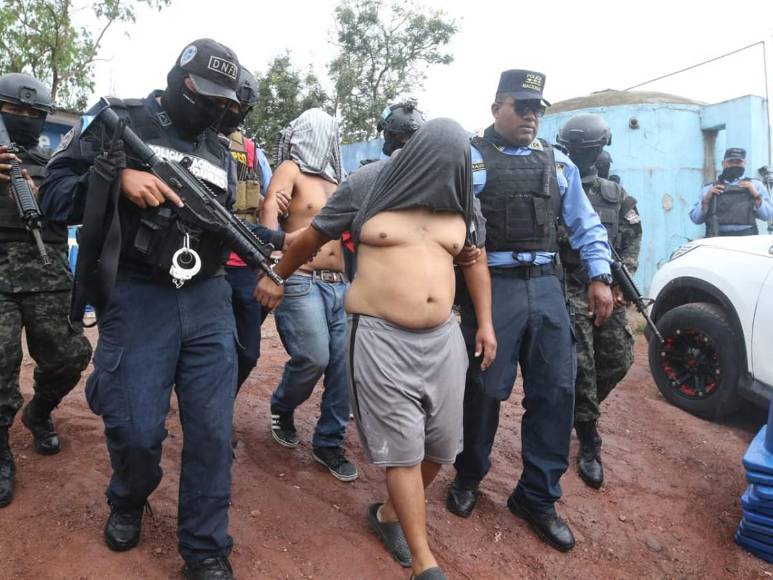 Policías acuden a Villa Nueva por tiroteo y rapto de un joven y hallan cementerio clandestino
