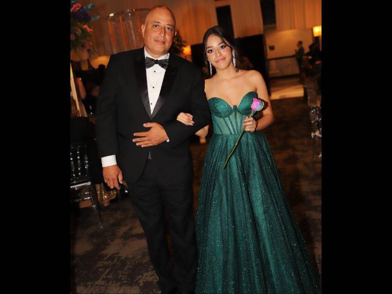 Mágica gala para honrar las vivencias de los seniors 2023 de La Estancia School