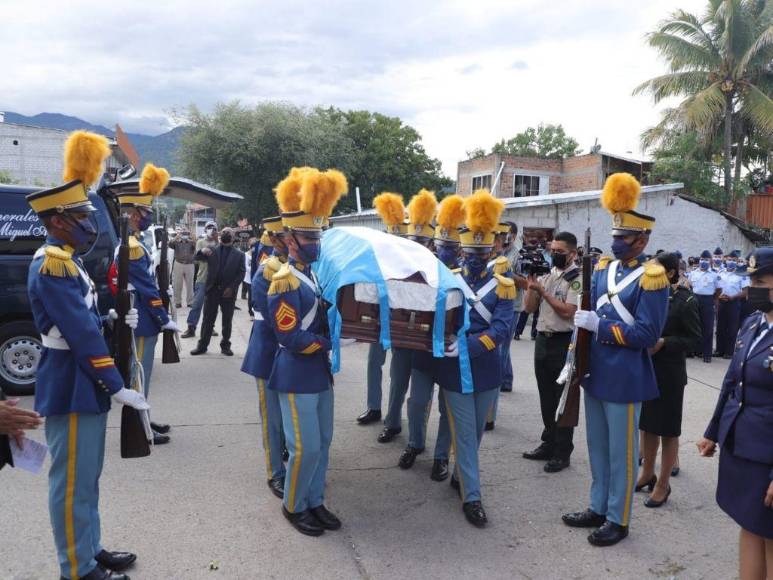 Así fue el sepelio del general de aviación José Enrique Soto Cano en La Paz